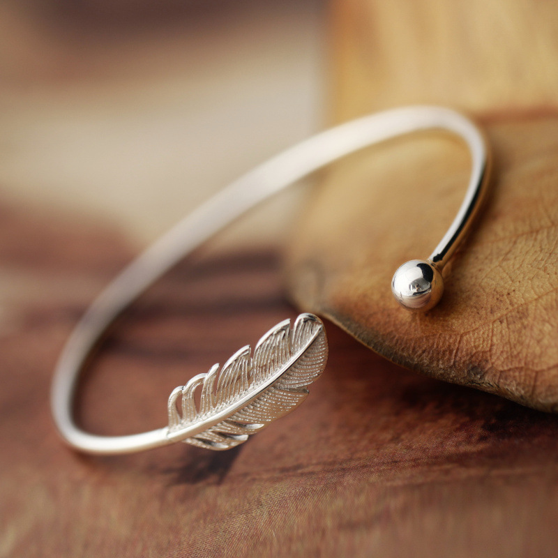 Bracelet en argent avec plume – Un bracelet élégant orné d'une plume délicate