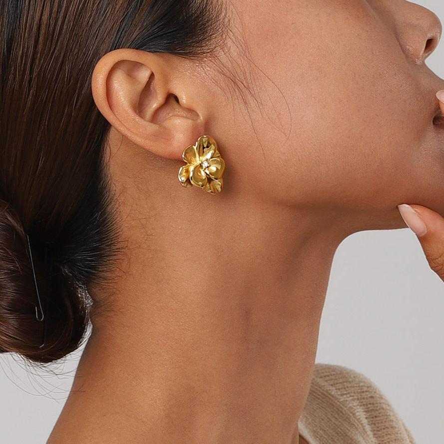 Amelia – Boucles d’Oreilles Florales Élégantes