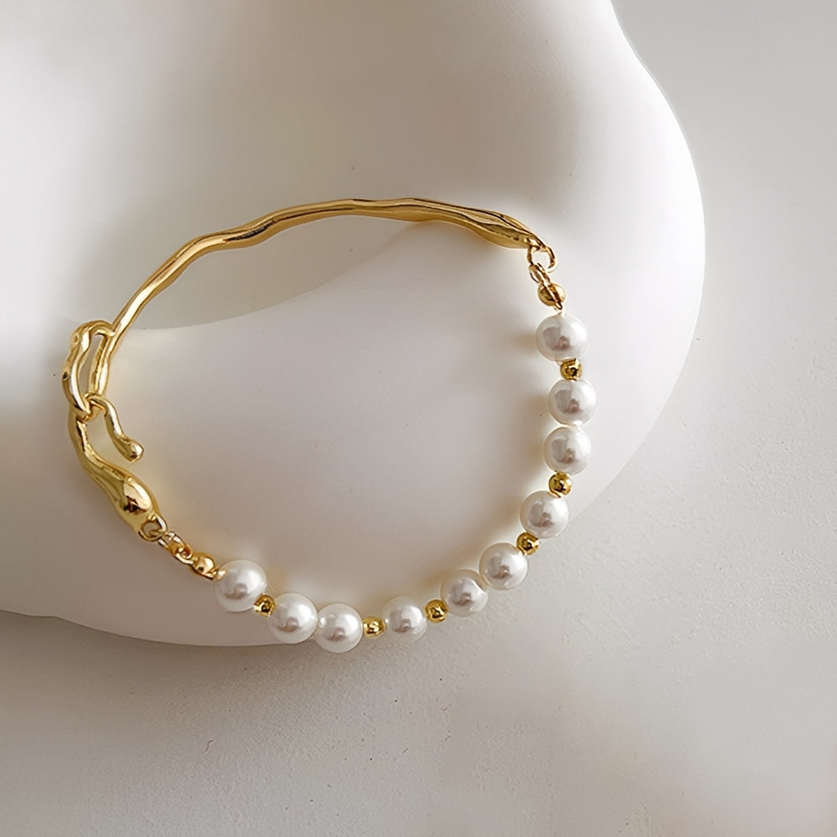 Maelis – Bracelet Métallique à Perles Irrégulières