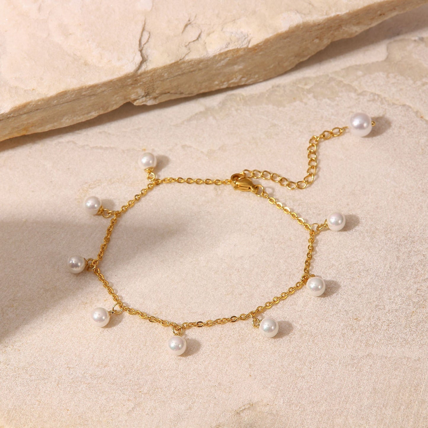 Léna – Bracelet de Cheville Perles et Gouttes Dorées