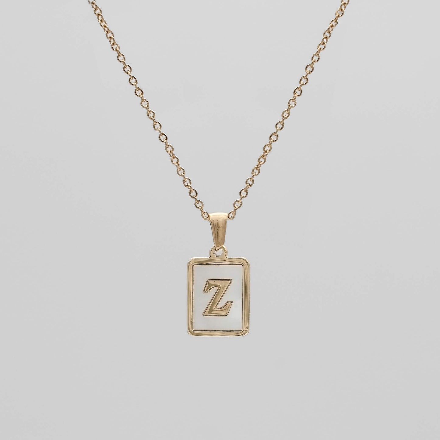 Carmel – Collier Lettre Carrée en Acier Titane