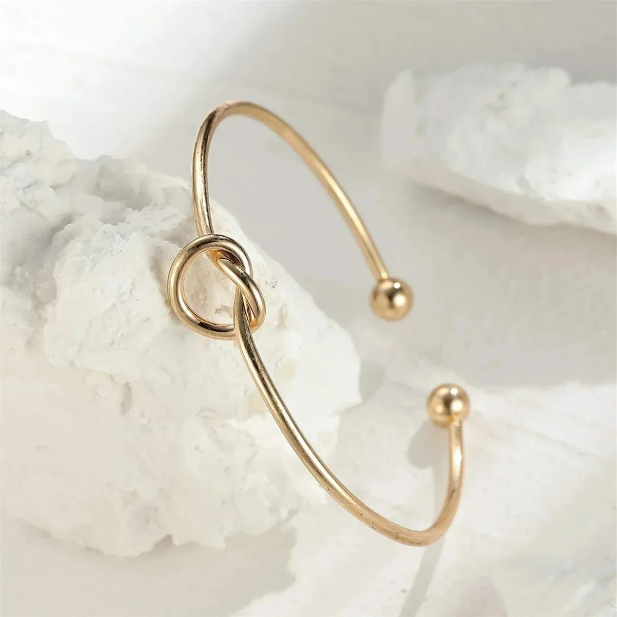 Asami – Bracelet Doré à Détail Nœud