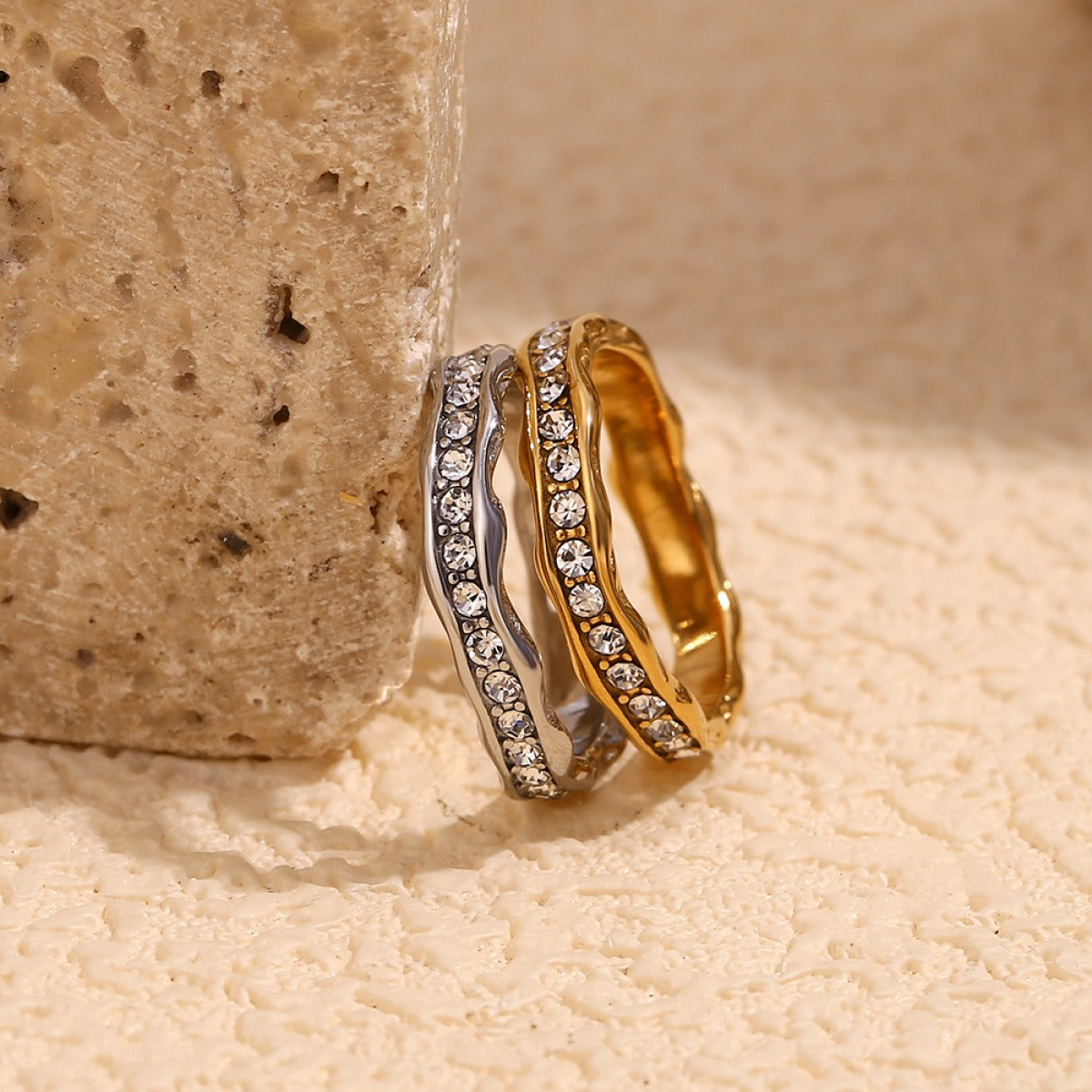 Nami – Bague Anneau Vague en Cristaux