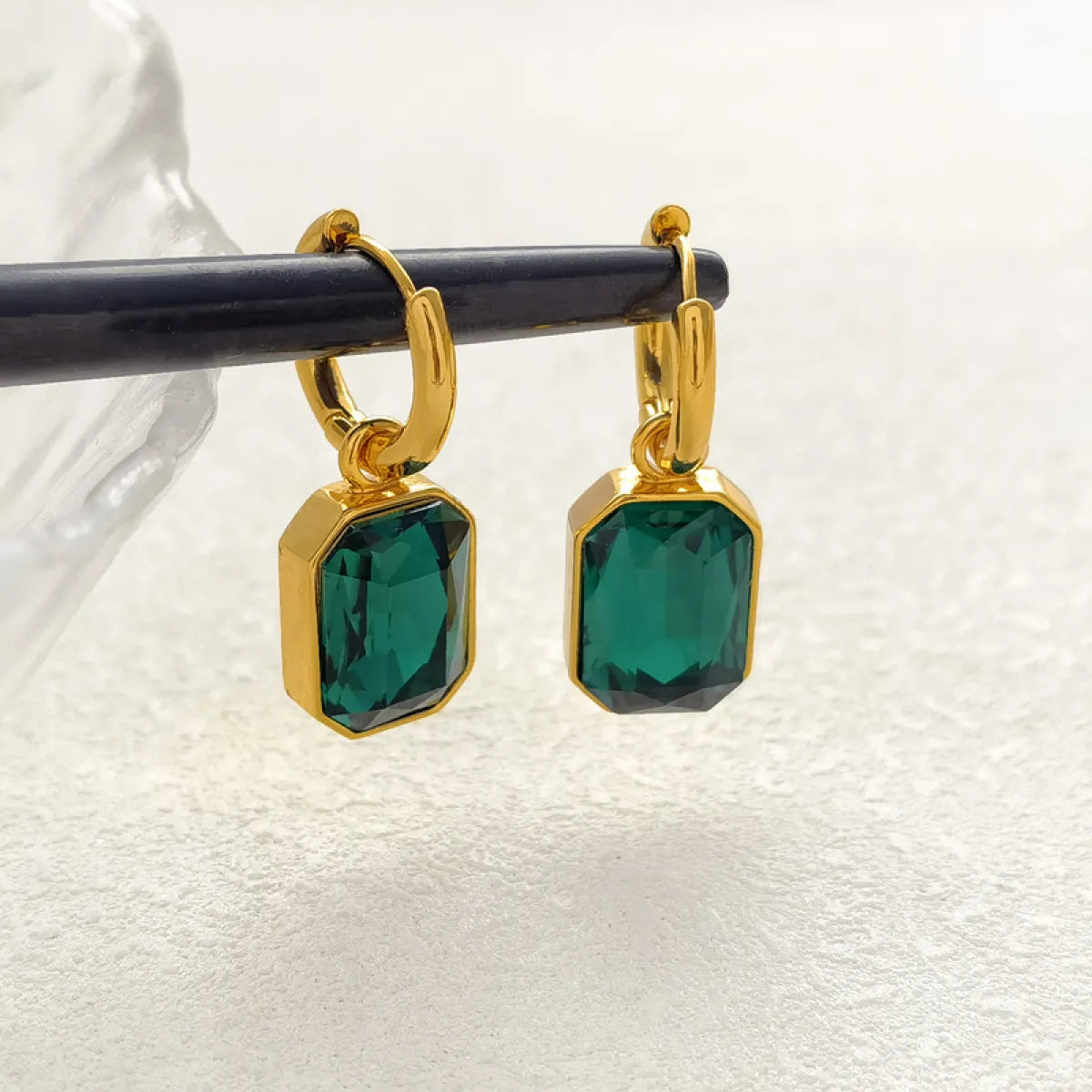 Rani – Boucles d'oreilles Plaquées Or avec Bijou Émeraude