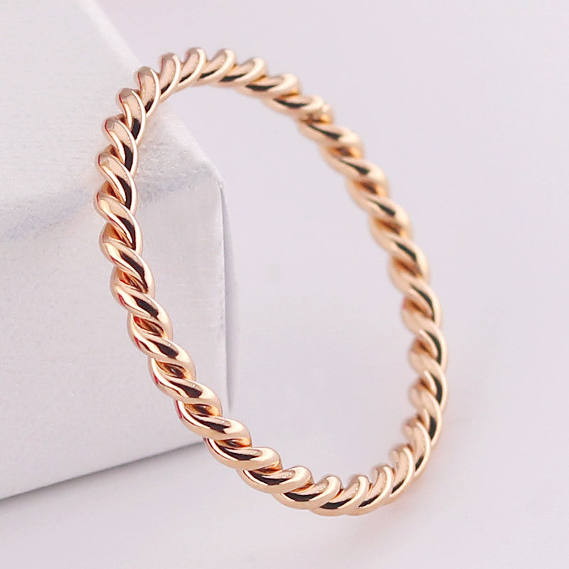 Rina – Bague Torsadée en Acier Titane