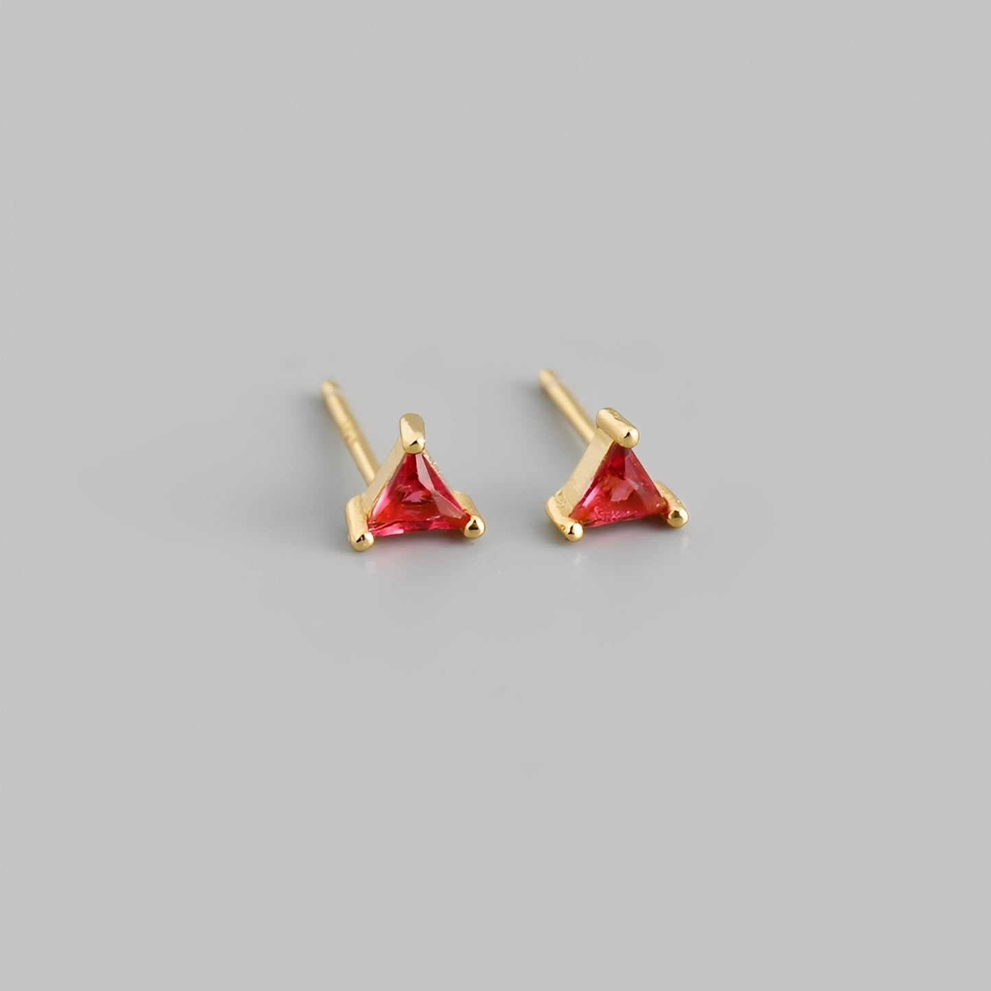 Inez – Clous d’Oreilles Triangle Zircon Coloré
