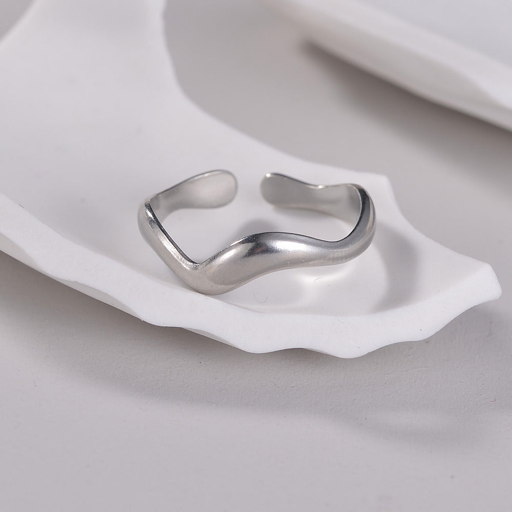 Theva – Bague Vague d’Eau Ouverte en Acier Titane