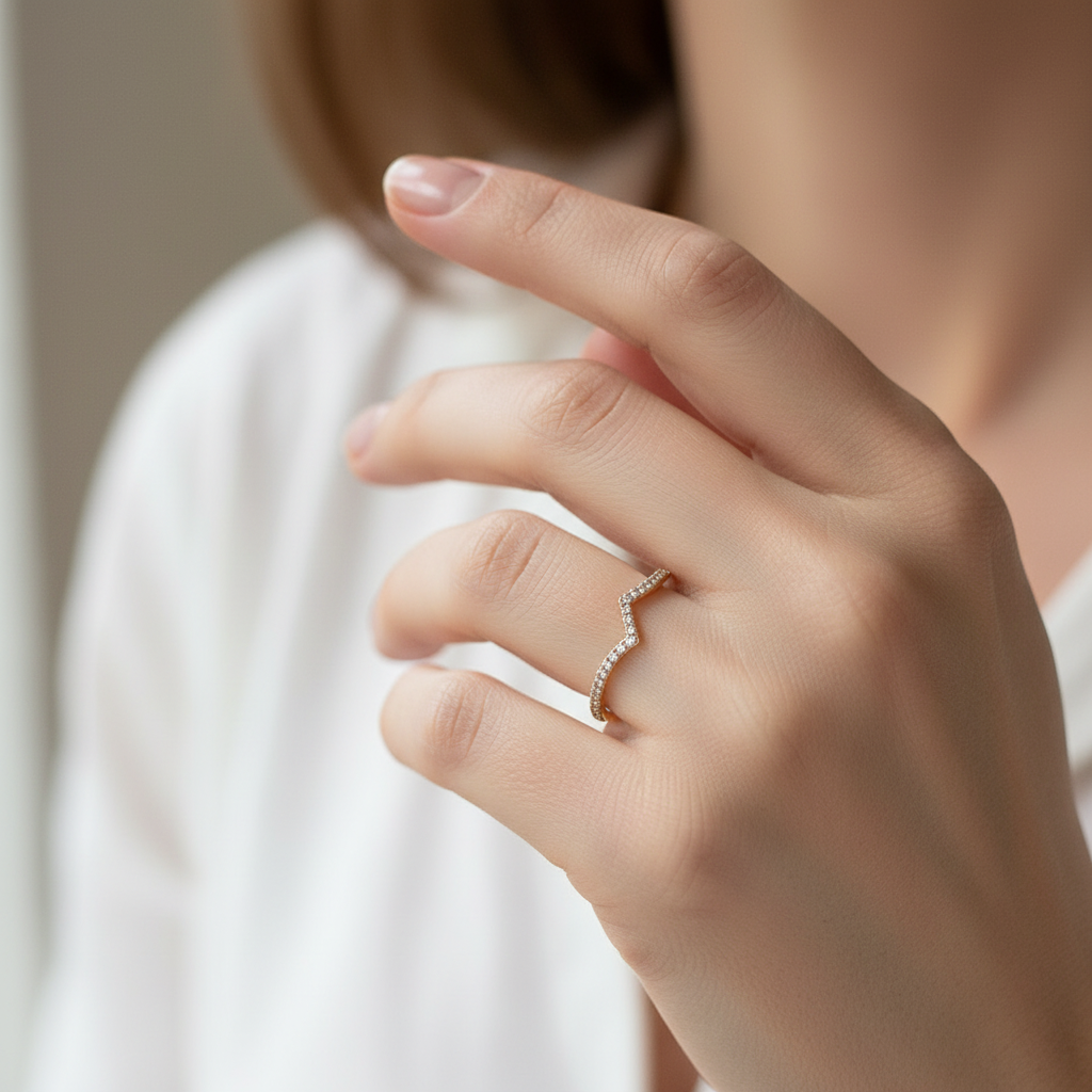 Emilia – V-förmiger Ring aus Gold
