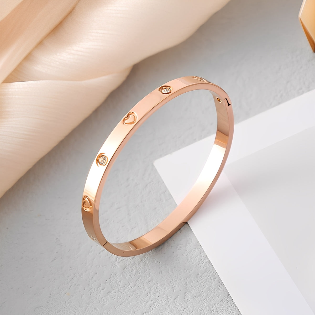 Amora – Bracelet Cœur Doré Élégant