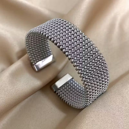 Raya – Bracelet en Acier Titane avec Câble Embossé