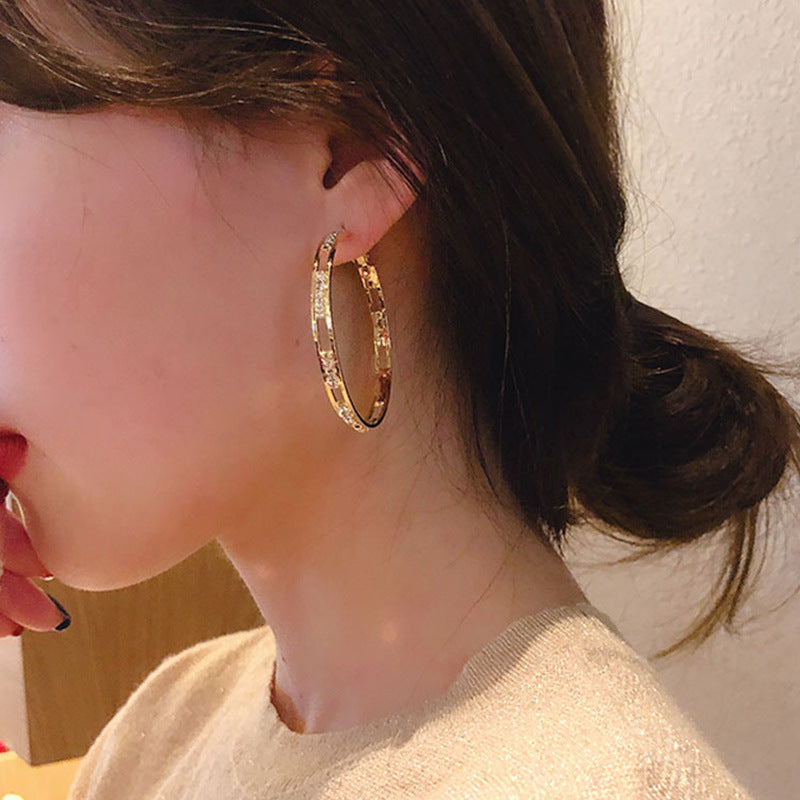 Lina – Boucles d’Oreilles Métal Simples et Tendance