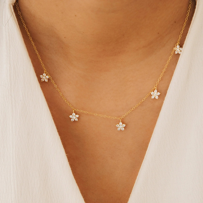 Collier Floral en Diamants Élégant