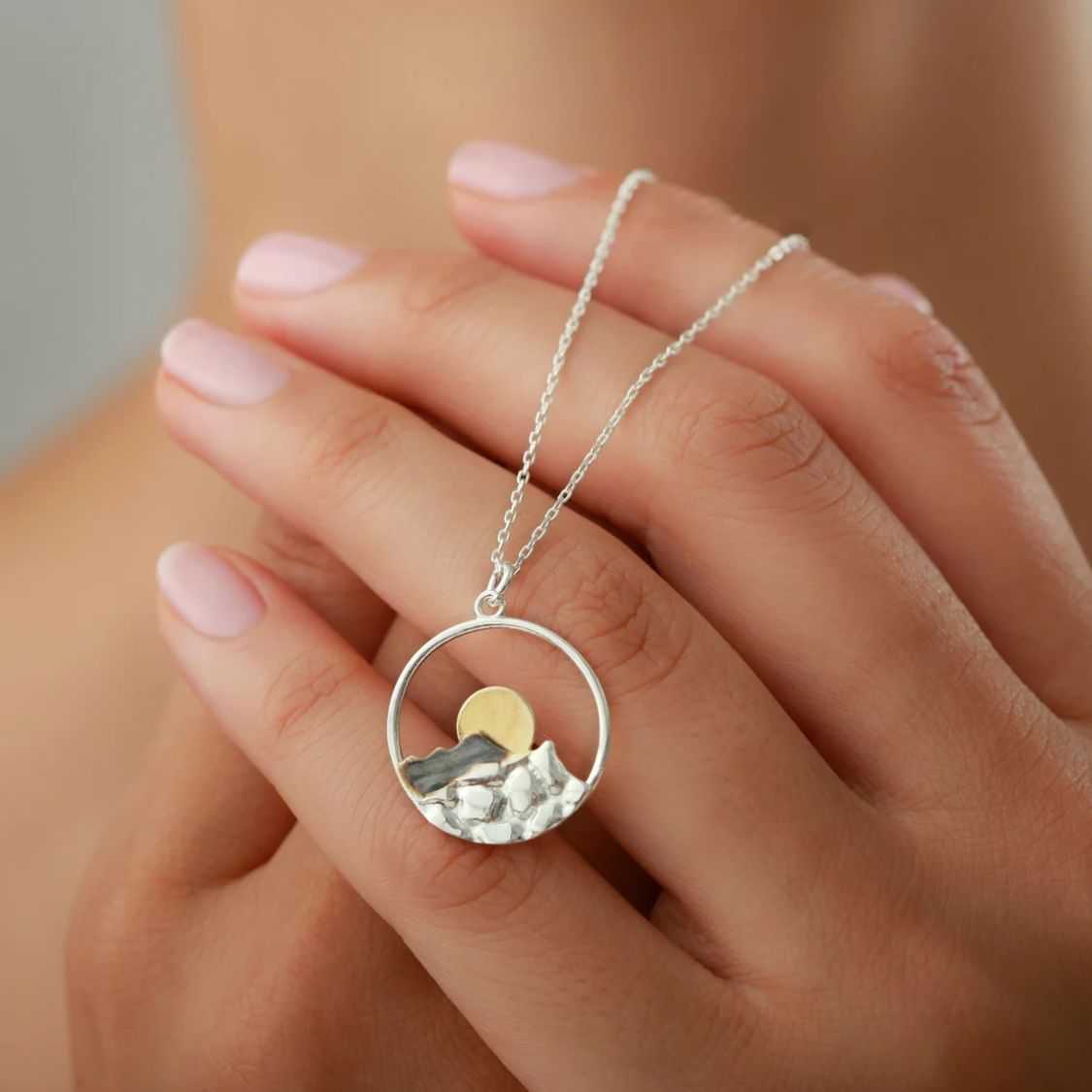 Collier Femme avec Pendentif Montagne et Motif Solaire