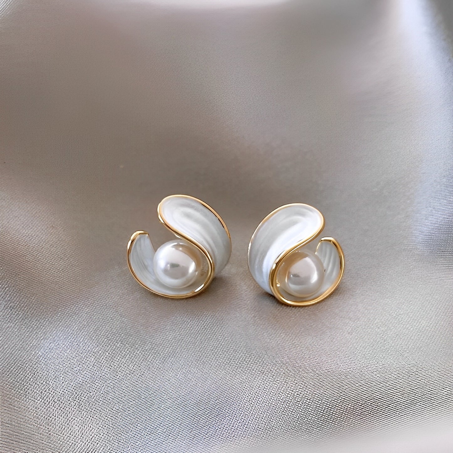 Aveline – Boucles d’Oreilles en Or avec Opale Blanche et Perles