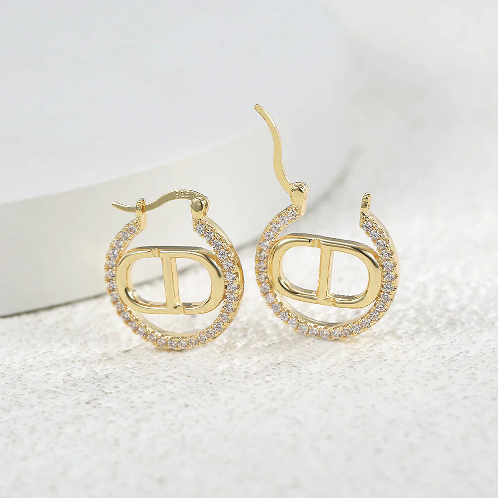 Boucles d'oreilles CD Letter – Boucles d'oreilles lettres CD ajourées