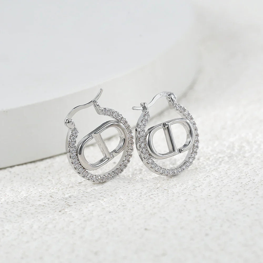 Boucles d'oreilles CD Letter – Boucles d'oreilles lettres CD ajourées