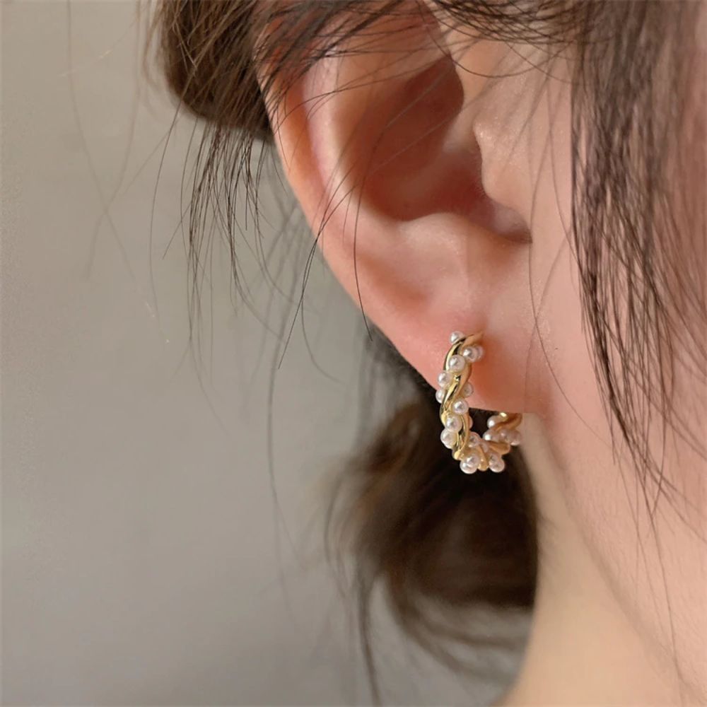Boucles d'Oreilles Femmes Tordues avec Détail en Boule - 1 Paire