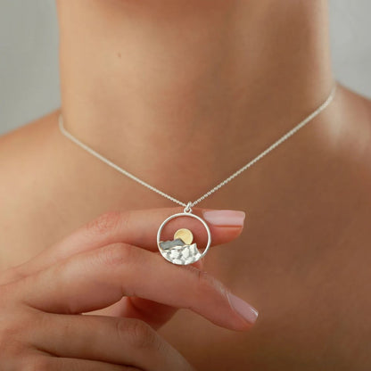 Collier Femme avec Pendentif Montagne et Motif Solaire