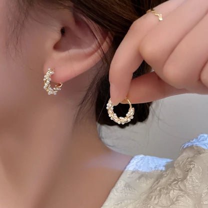 Boucles d'Oreilles Femmes Tordues avec Détail en Boule - 1 Paire