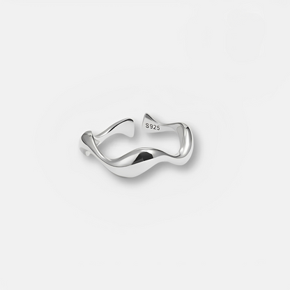 Ariane – Bague Ondulée aux Lignes Naturelles