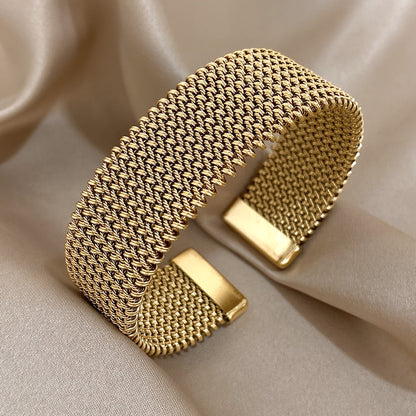 Raya – Bracelet en Acier Titane avec Câble Embossé
