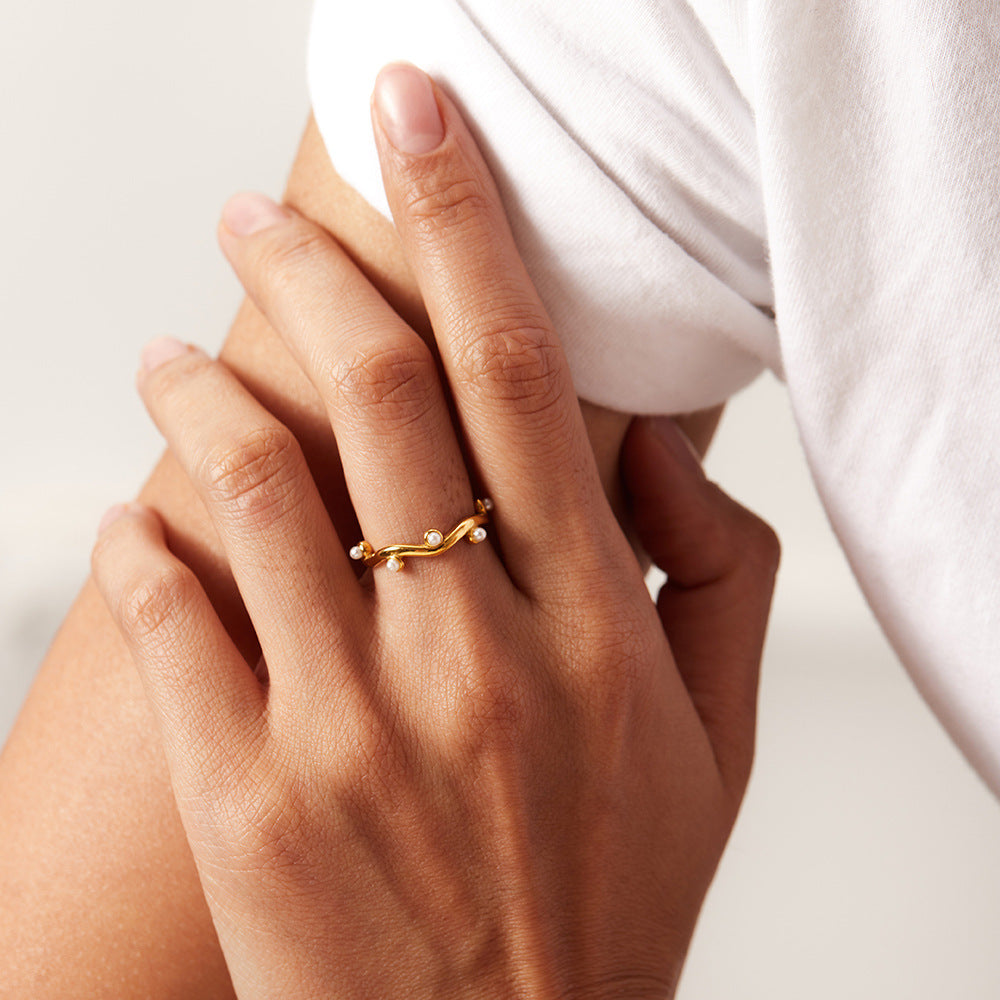 Wilma – Bague en Or avec Perle et Design Vague