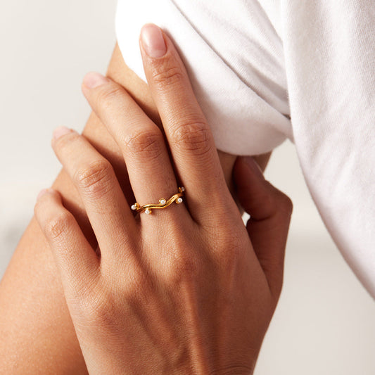 Wilma – Bague en Or avec Perle et Design Vague