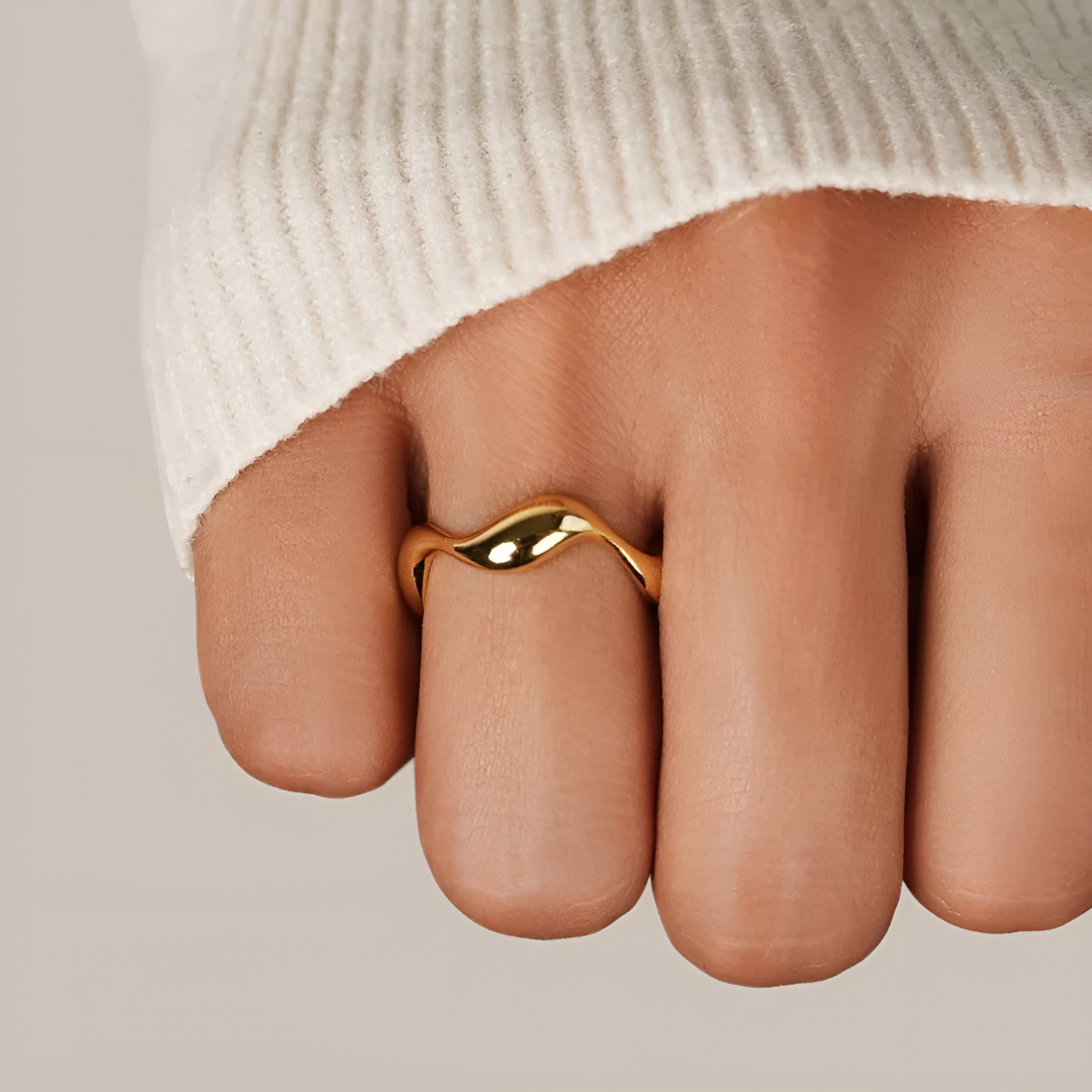 Ariane – Bague Ondulée aux Lignes Naturelles