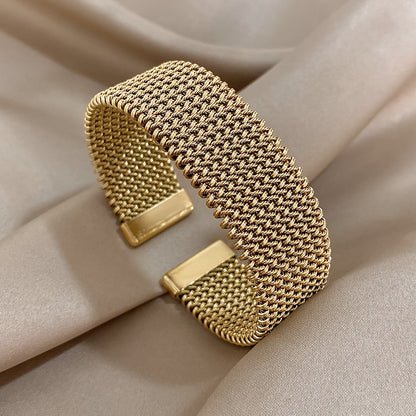 Raya – Bracelet en Acier Titane avec Câble Embossé