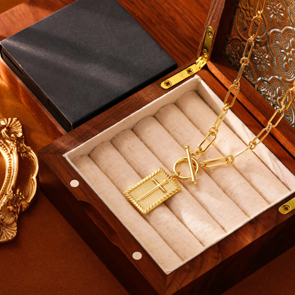Marielle – Collier Croix Clou Élégant