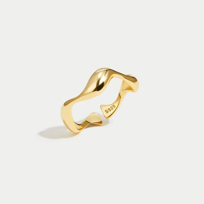 Ariane – Bague Ondulée aux Lignes Naturelles