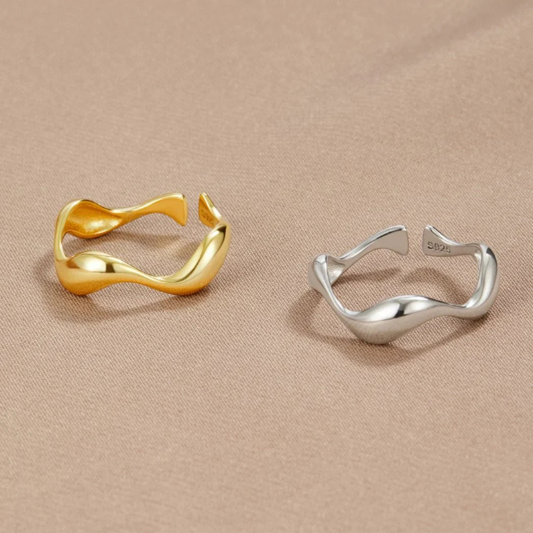 Ariane – Bague Ondulée aux Lignes Naturelles
