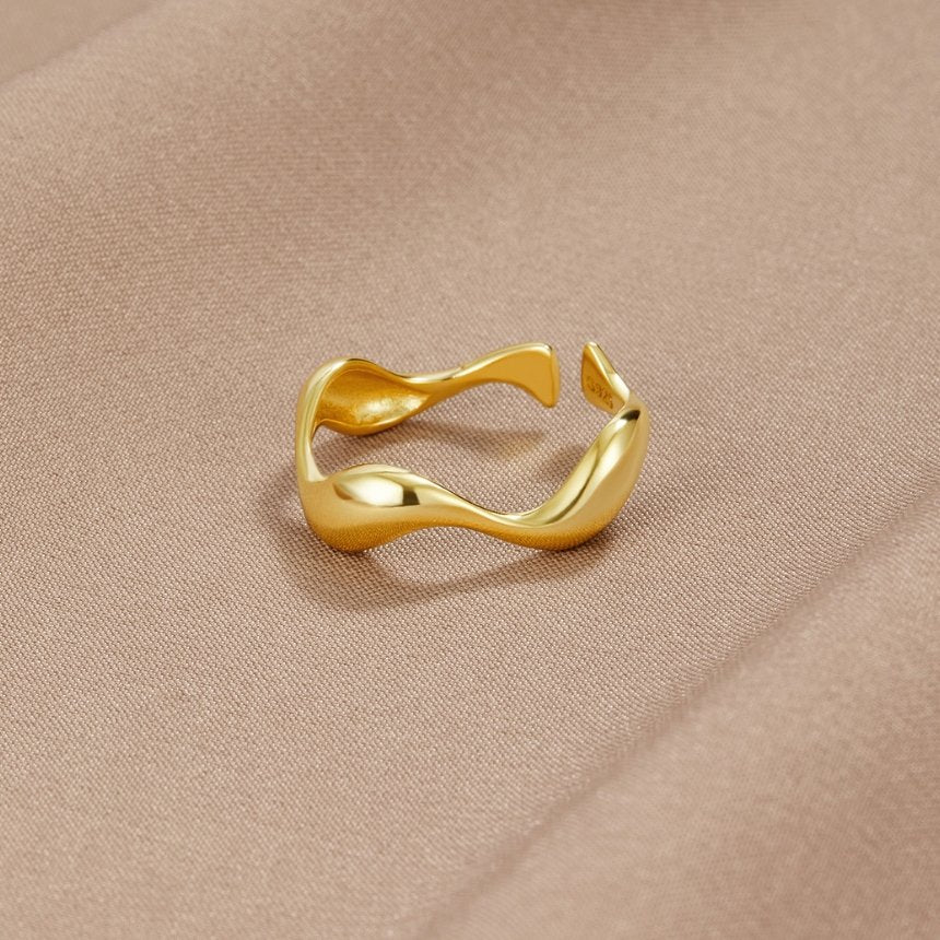 Ariane – Bague Ondulée aux Lignes Naturelles
