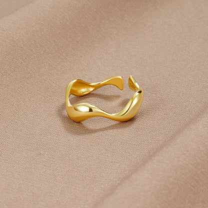 Ariane – Bague Ondulée aux Lignes Naturelles