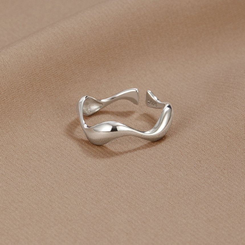 Ariane – Bague Ondulée aux Lignes Naturelles