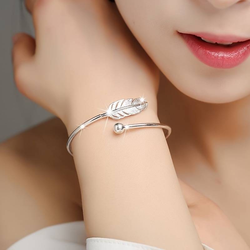 Bracelet en argent avec plume – Un bracelet élégant orné d'une plume délicate