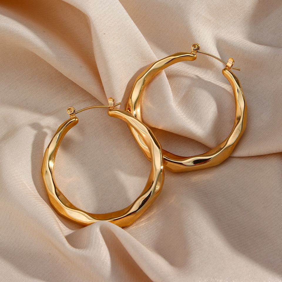 Astra – Boucles d’Oreilles Créoles Sculptées Or Vagues