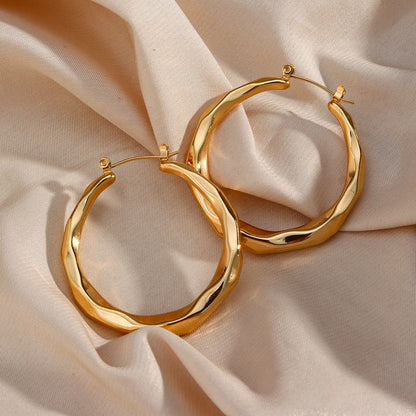 Astra – Boucles d’Oreilles Créoles Sculptées Or Vagues