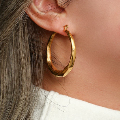 Astra – Boucles d’Oreilles Créoles Sculptées Or Vagues