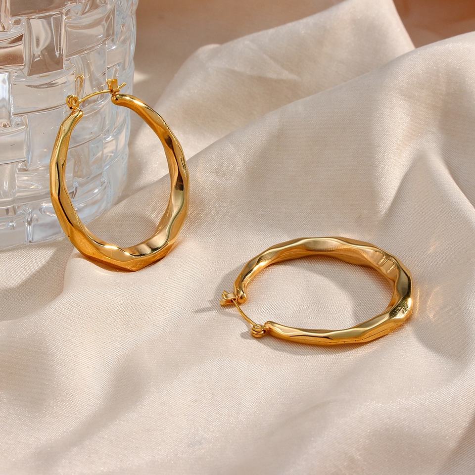 Astra – Boucles d’Oreilles Créoles Sculptées Or Vagues