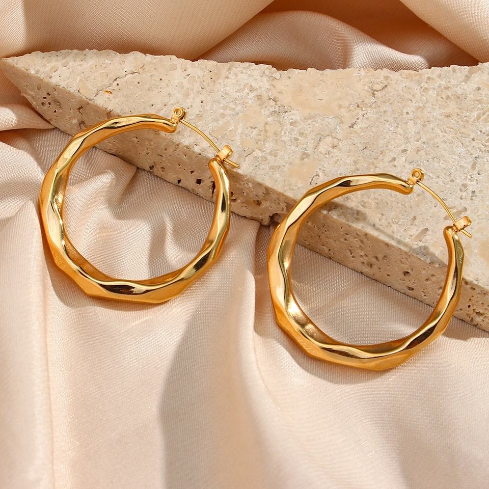 Astra – Boucles d’Oreilles Créoles Sculptées Or Vagues