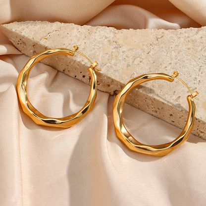 Astra – Boucles d’Oreilles Créoles Sculptées Or Vagues