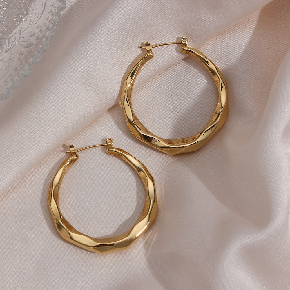 Astra – Boucles d’Oreilles Créoles Sculptées Or Vagues