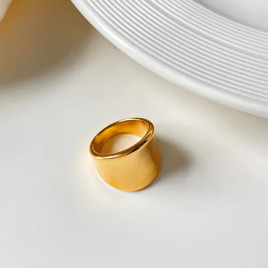 Athena – Bague Dorée Élégante