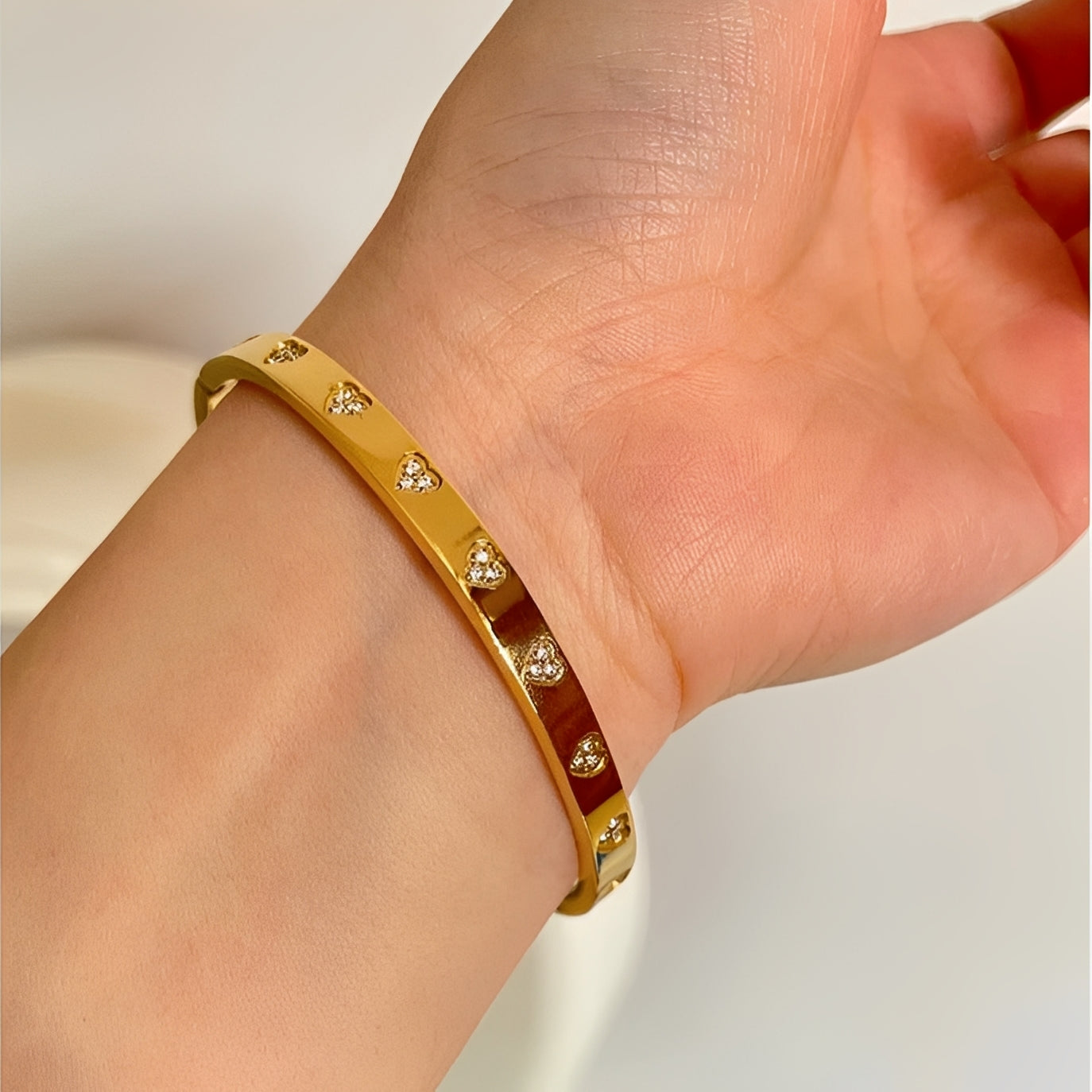 Aira – Bracelet Féminin Cœur en Acier Titane