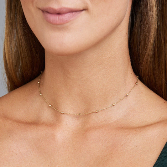 Collier à perles rondes avec incrustations