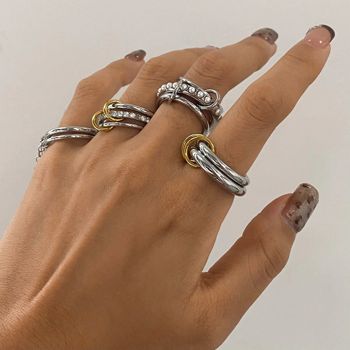 Briana – Bague Empilée à Perles Élégante