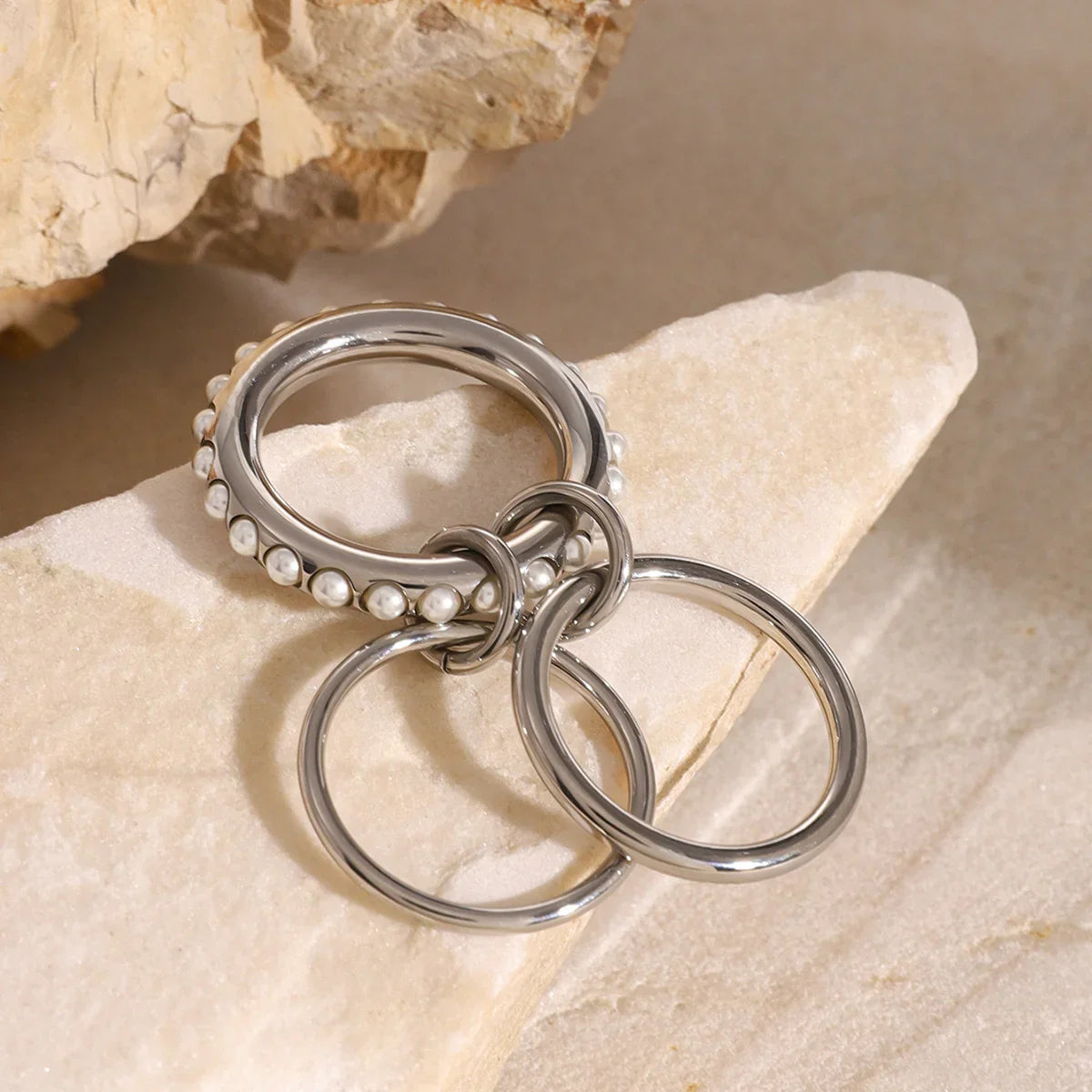Briana – Bague Empilée à Perles Élégante