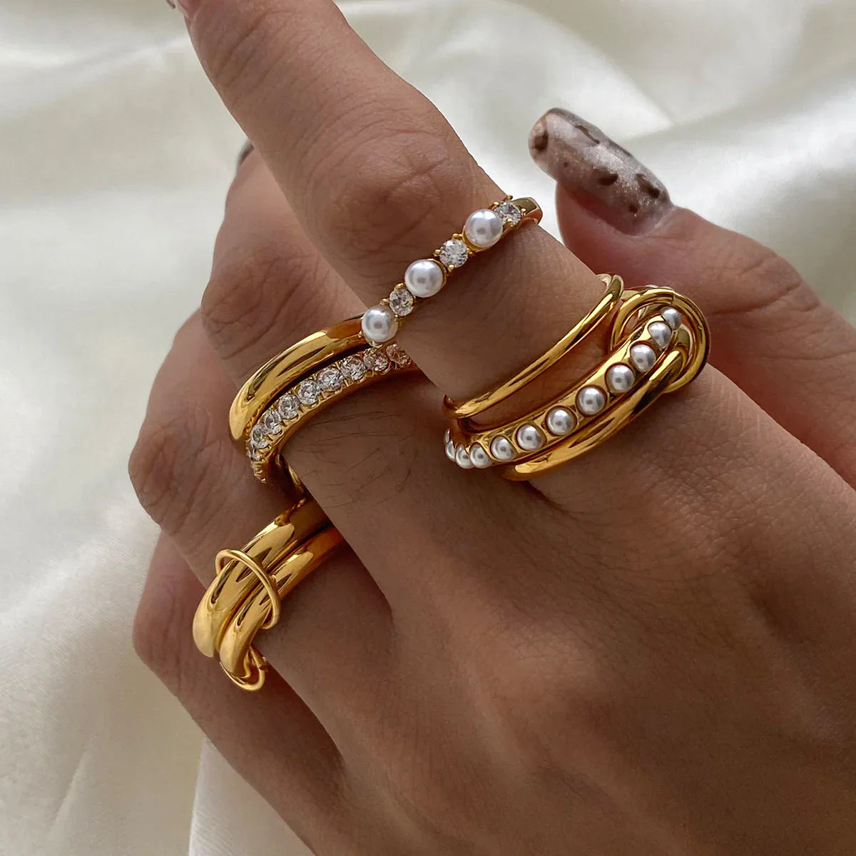 Briana – Bague Empilée à Perles Élégante