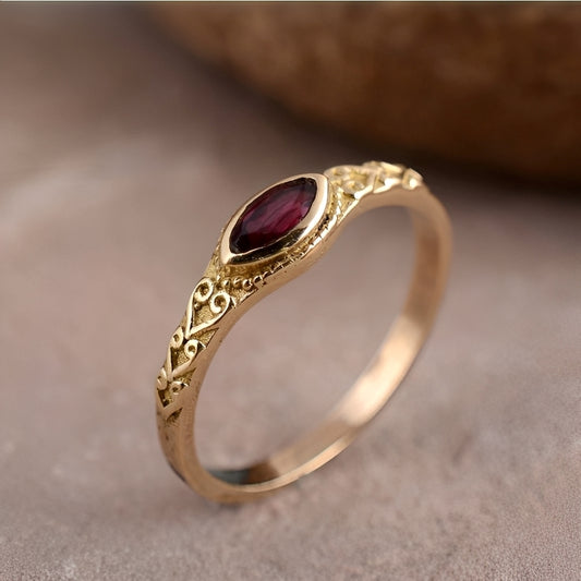 Olga – Bague en Or avec Pierre Rouge Rétro